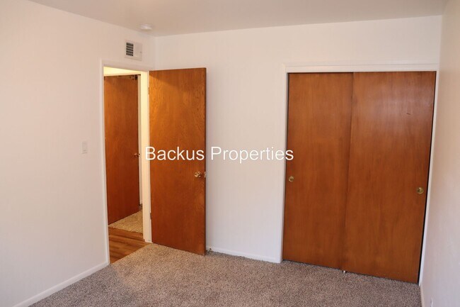 Building Photo - 738 Carmelita Dr