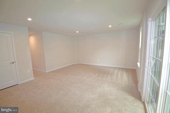 Building Photo - 528 Landing Dr