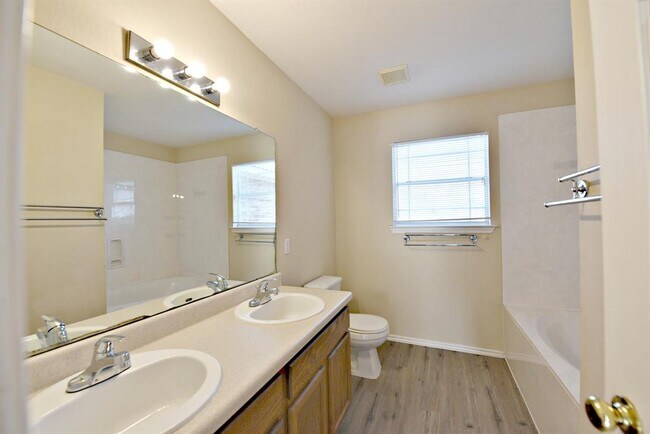 Building Photo - 105 Mesa Dr