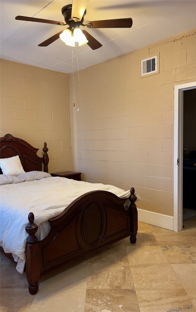 Building Photo - 2011 Crescent Dr