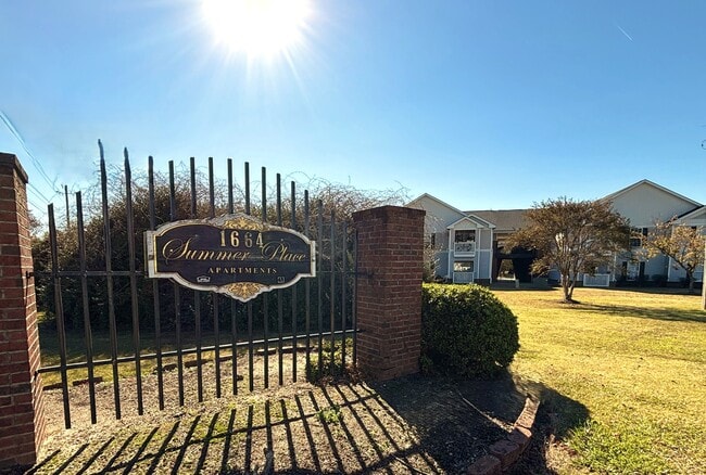 Building Photo - 1664 Lipscomb Rd E