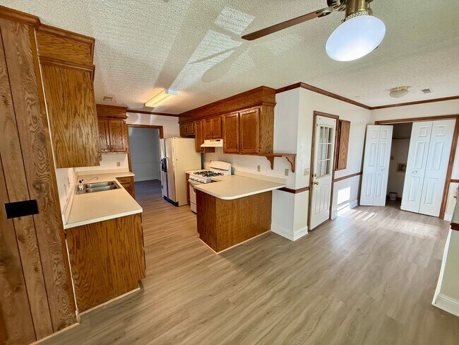 Building Photo - Charming Brick Home in Rembert!