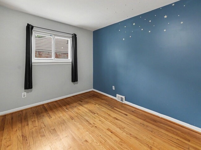 Building Photo - Beautifully maintained, move in ready 3 bed, 1.5 bath single family home