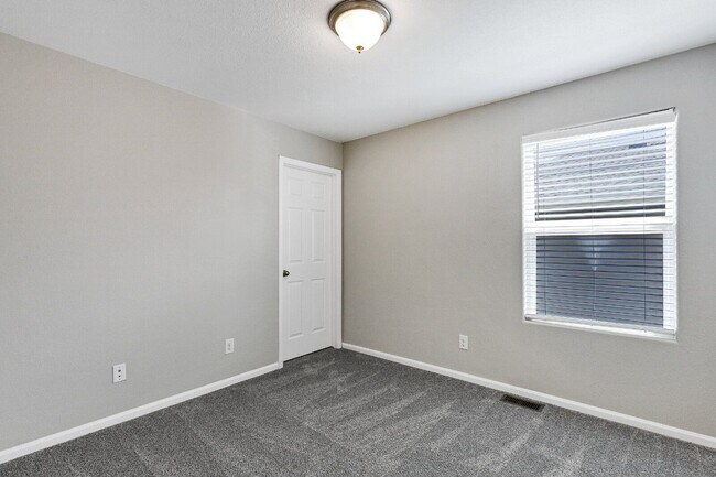 Building Photo - 7585 Alpine Daisy Dr