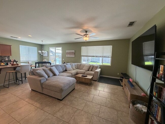 Building Photo - Adorable 3 Bedroom, 2 Bathroom Home in a Quiet North Hanford Neighborhood