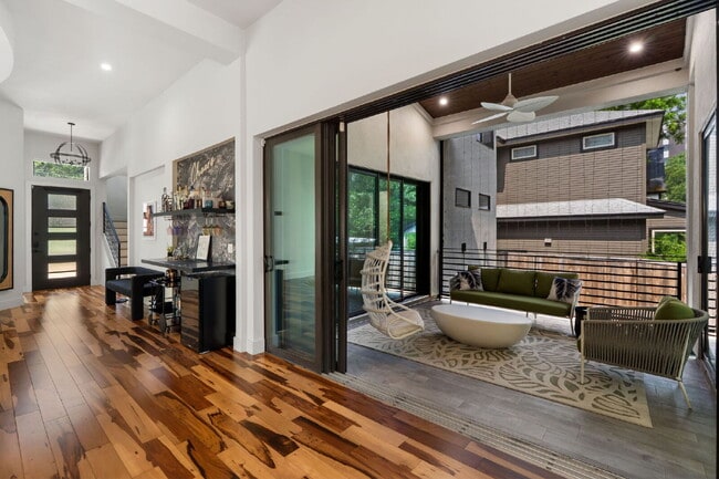 Building Photo - Modern Oasis in Bouldin Creek