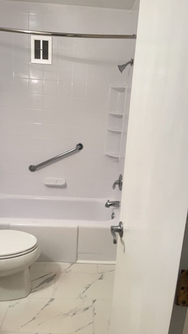 Building Photo - Walk to Vandy and Hillsboro Village, 1 Bed/1 Bath at the Villager West, Top Floor and Newly Renov...