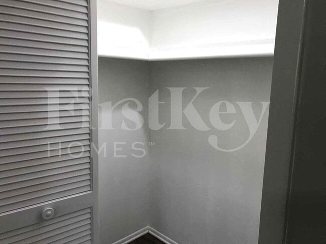 Building Photo - 3922 SE 2nd Ave