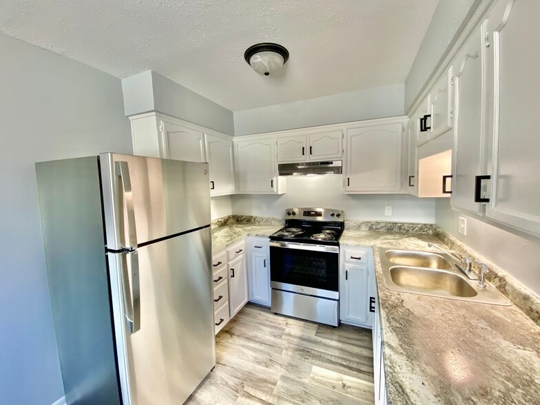 Building Photo - 1902 S Claremont Ave