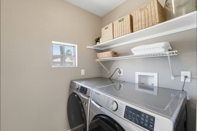 Building Photo - Move-in-ready home available furnished or unfurnished to suit your lifestyle!!