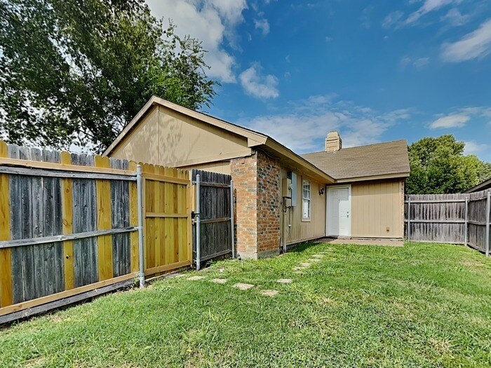 Building Photo - 1619 Hancock Dr