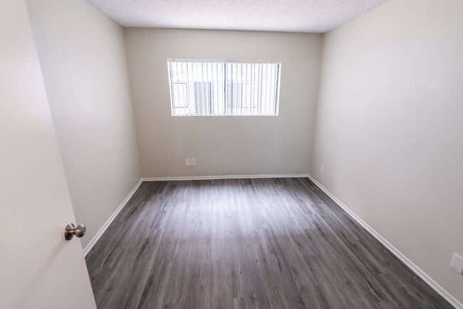 Interior Photo - 18400 Prairie Street