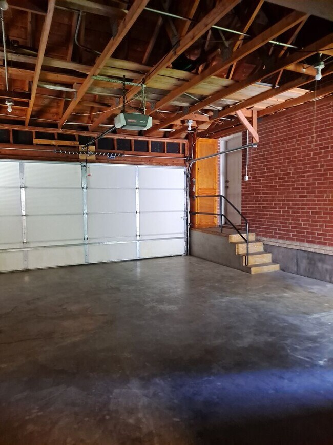 Building Photo - ALL PROSPECTIVE TENANTS MUST SUBMIT A $58 ...