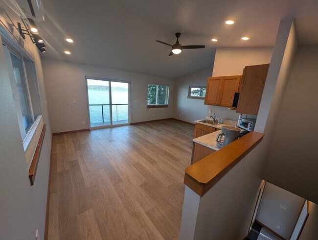 Building Photo - 1525 Colchester Dr E