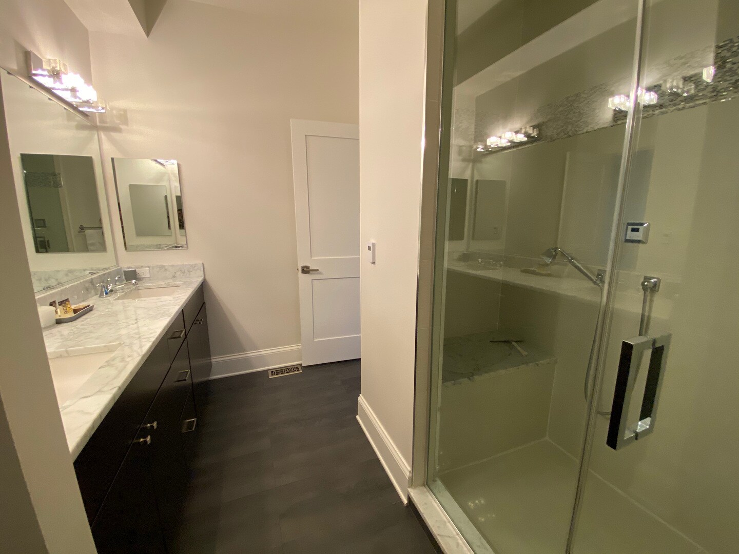 Building Photo - 2138 W Roscoe St