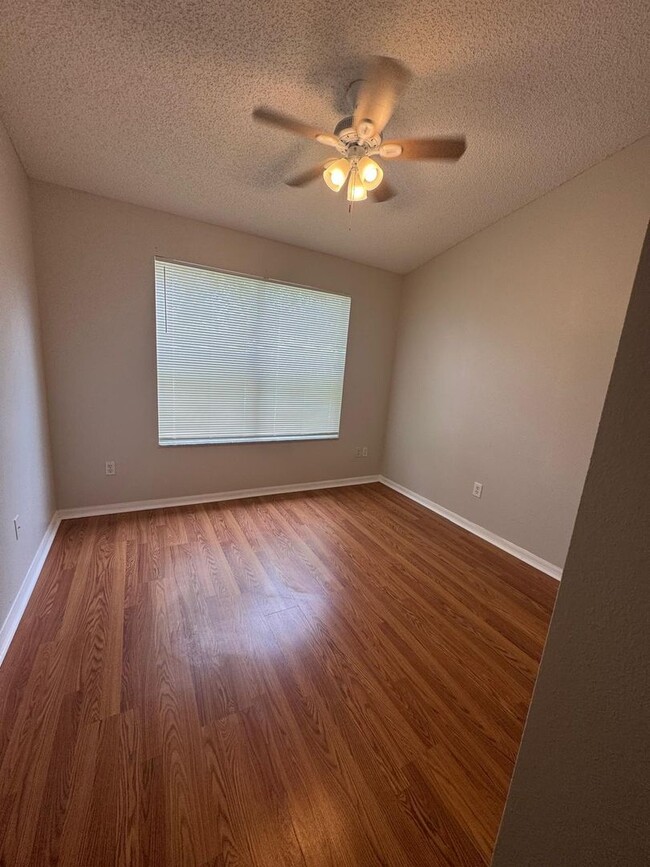 Building Photo - SPACIOUS, BEAUTIFUL 3 BEDROOM 2.5 BATH TOW...
