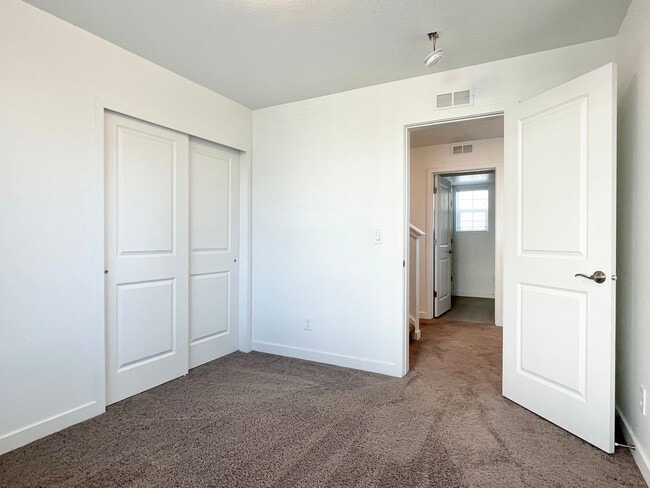 Building Photo - Spacious 2 Story at Holbrook Farms!