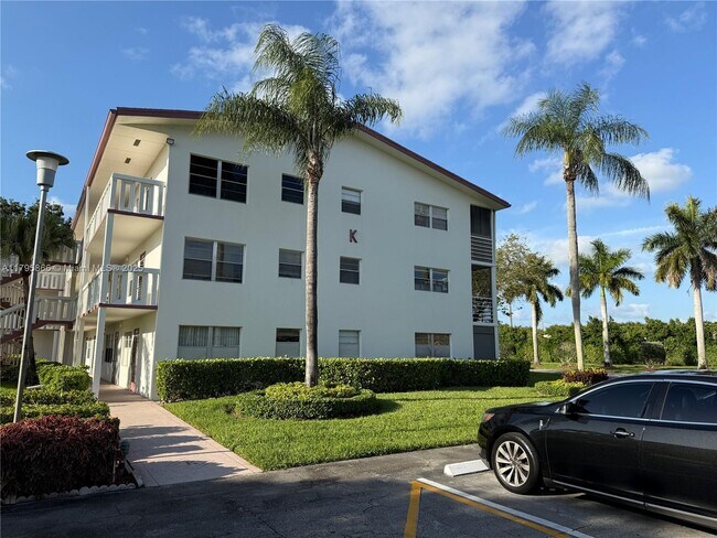 Building Photo - 447 Fanshaw K