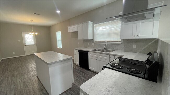 Building Photo - 4510 Mayflower St