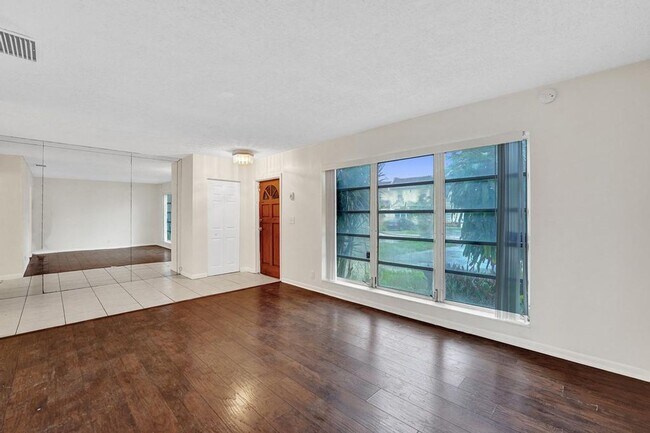 Building Photo - 3 BR / 3 BA + Patio + Parking AVAIL 8/1