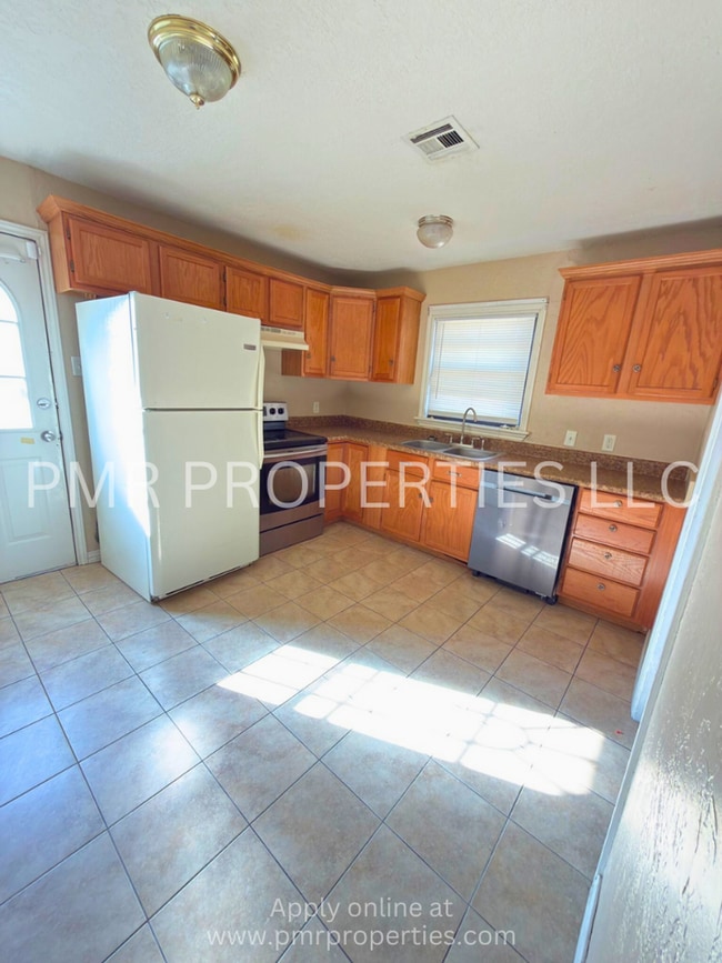 Building Photo - 2 Bedrooms/1 Bathroom House