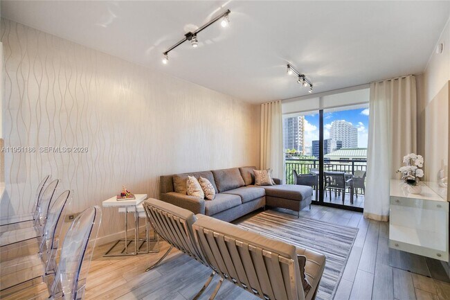 Building Photo - 999 SW 1st Ave