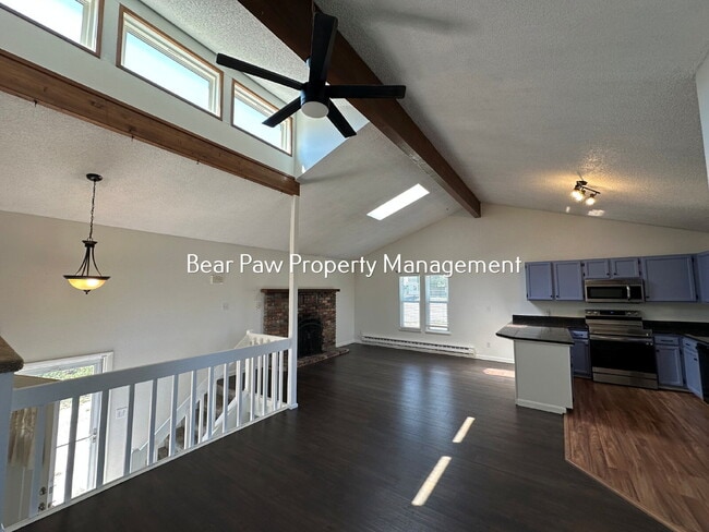 Building Photo - 30791 Hilltop Dr