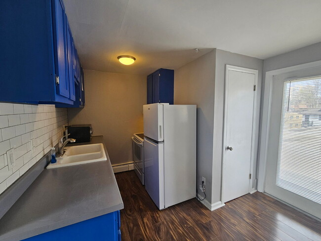 Building Photo - Top Floor Studio with Panoramic City and M...