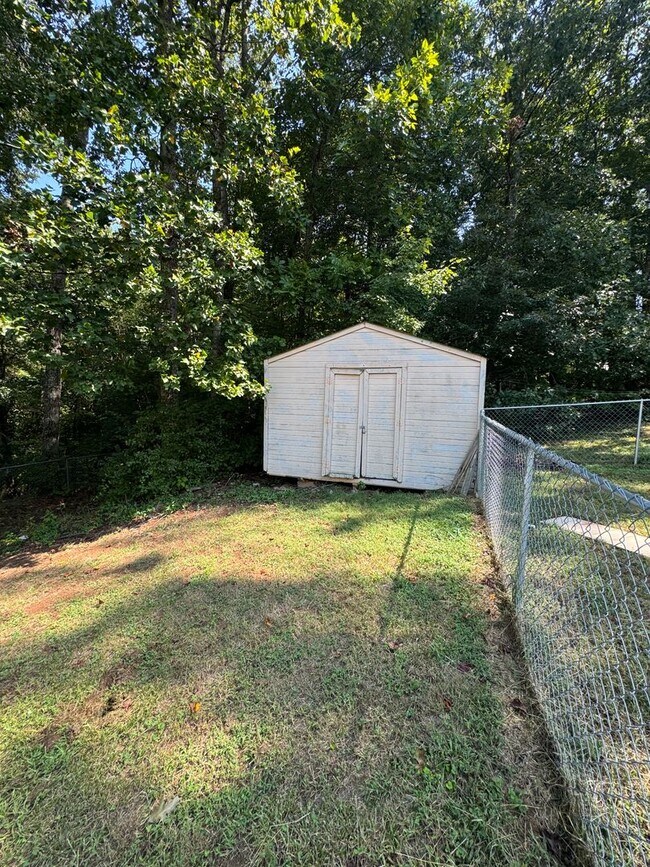 Building Photo - 2588 Knight St