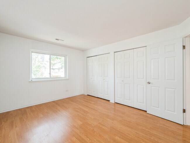 Building Photo - 880 S Plum Grove Rd