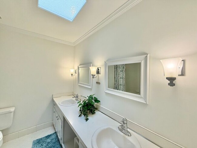 Building Photo - 1402 Hedgelawn Way