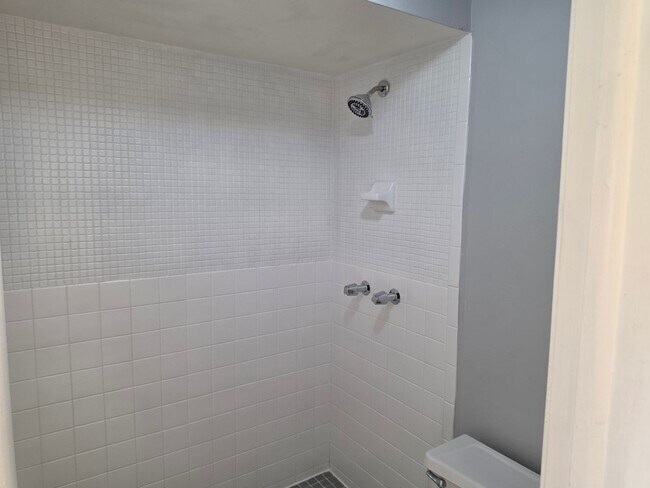 Building Photo - 2526 S Oak Ave