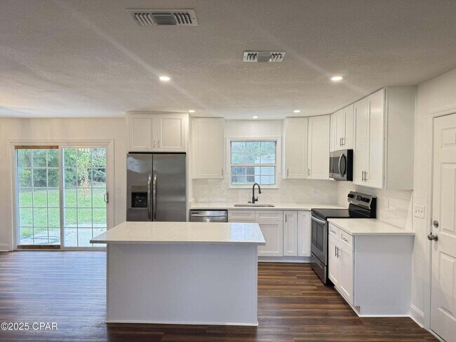 Building Photo - Must-See Property