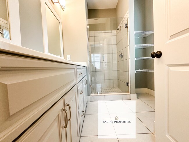 Building Photo - Property Available in the Very Popular -- ...