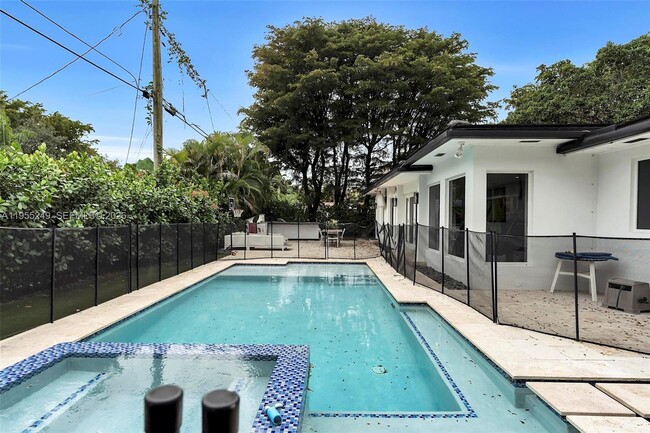 Building Photo - 1444 Mendavia Ave