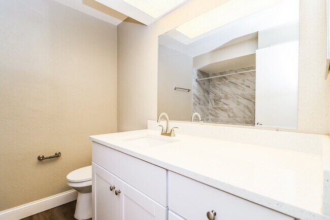 Building Photo - 5795 Hillside St