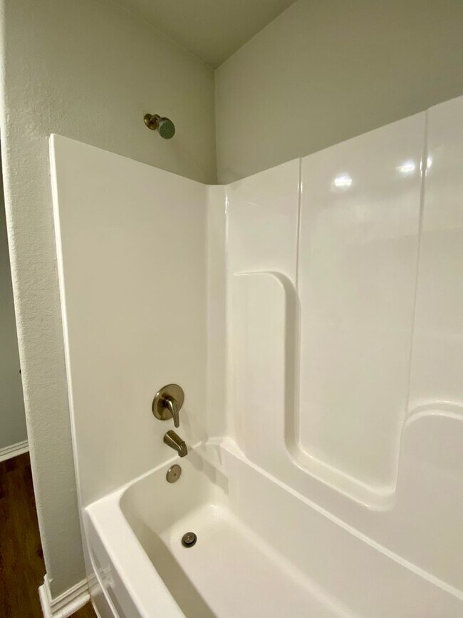 Building Photo - Lovely 3 Bedroom Home Ready NOW! Pets Welc...