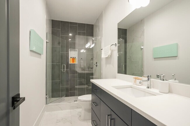 Building Photo - 400 33rd Ave N