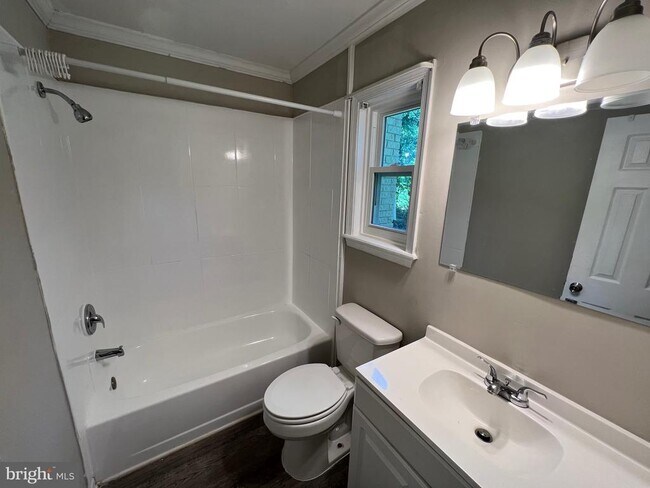 Building Photo - 18402 Cedar Dr