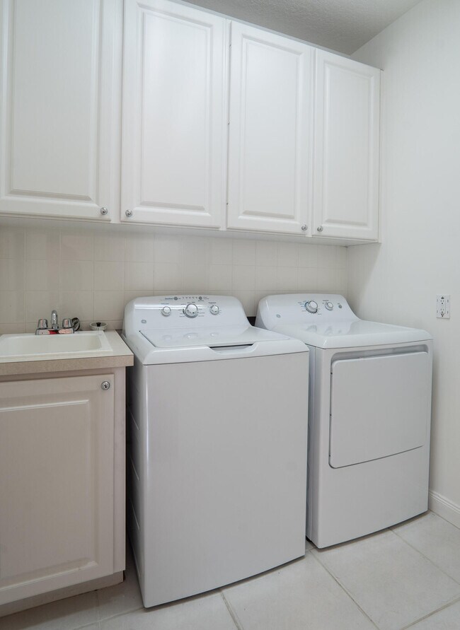 Building Photo - 186 Soriano Dr