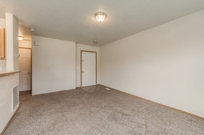 Building Photo - 3 bed 2 bath duplex with sprinkler system