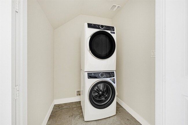 Building Photo - 72 N Hutcheson St