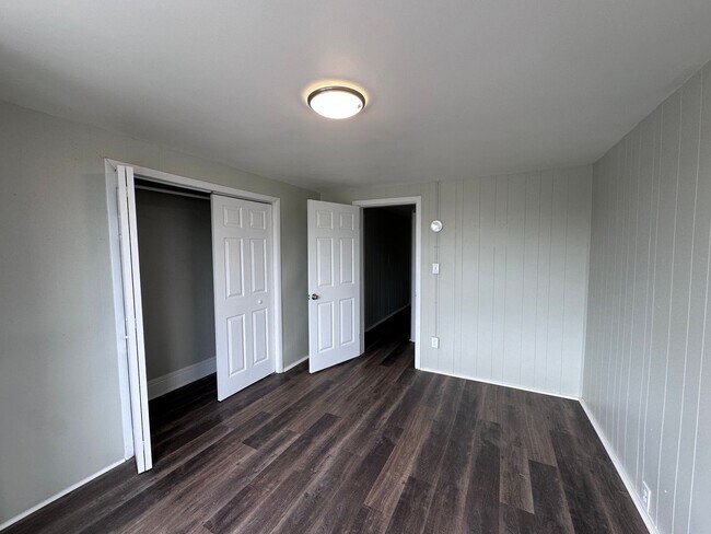 Building Photo - Large 3 bedroom 1 bath house for rent with small yard