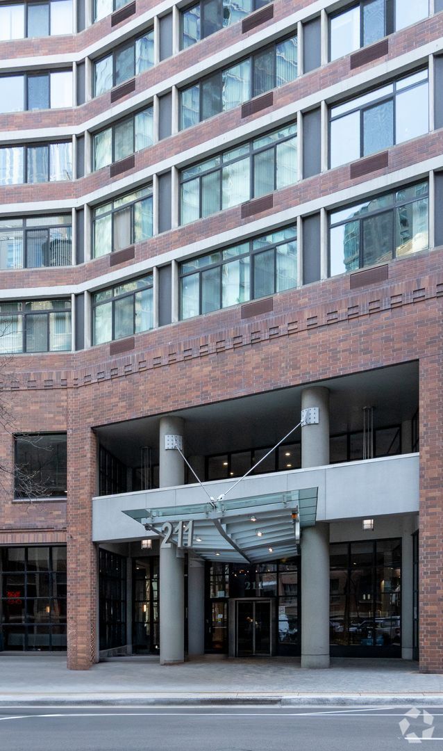 Building Photo - Streeterville Upgraded 2b/2b High-rise Condo