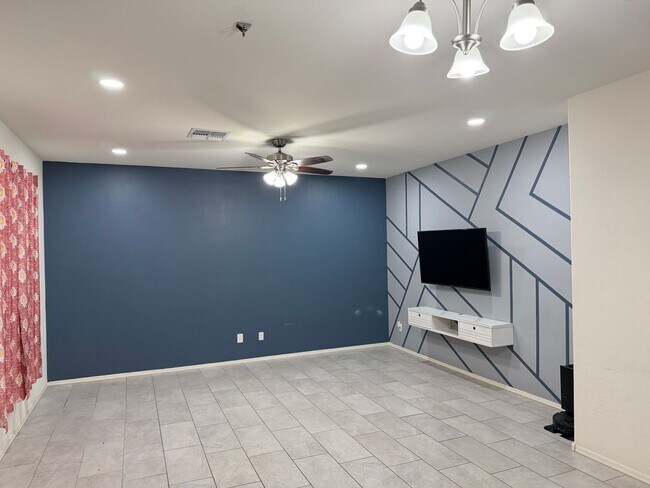 Building Photo - 3 bedroom 3 bath Home