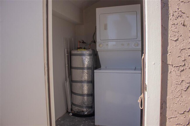 Building Photo - 10855 Meadowglen Ln