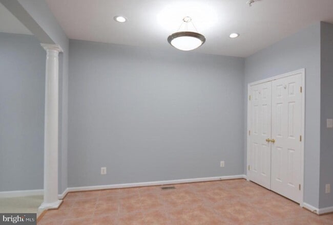 Building Photo - 422 Sheila St