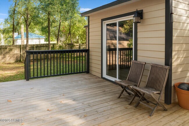 Building Photo - 174 James St