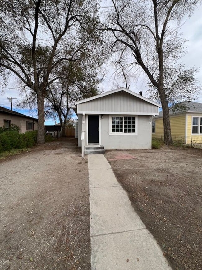 Building Photo - 2 Bedroom 1 Bath with W/D Hook Ups!