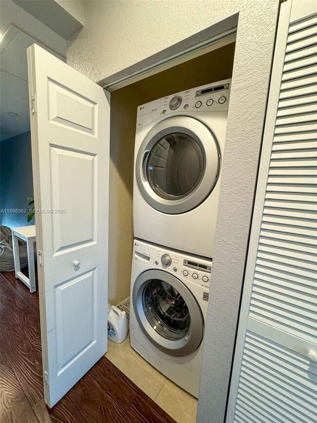 Building Photo - 1006 SW 147th Ave